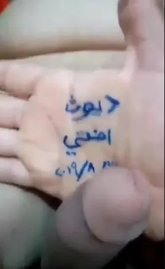 ديوث الأخت يكتب على إيده “ديوث” وينيك أخته ويصورها